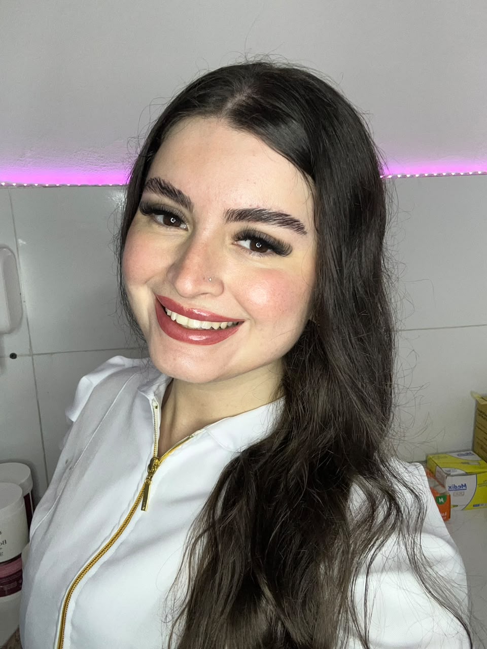 Luiza Nobre, esteticista, sorrindo em seu espaço de atendimento no Guarujá